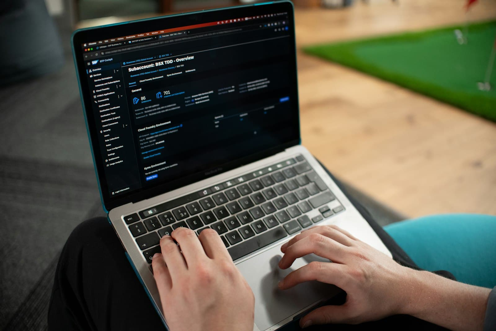 Manos escribiendo en la pantalla de una laptop